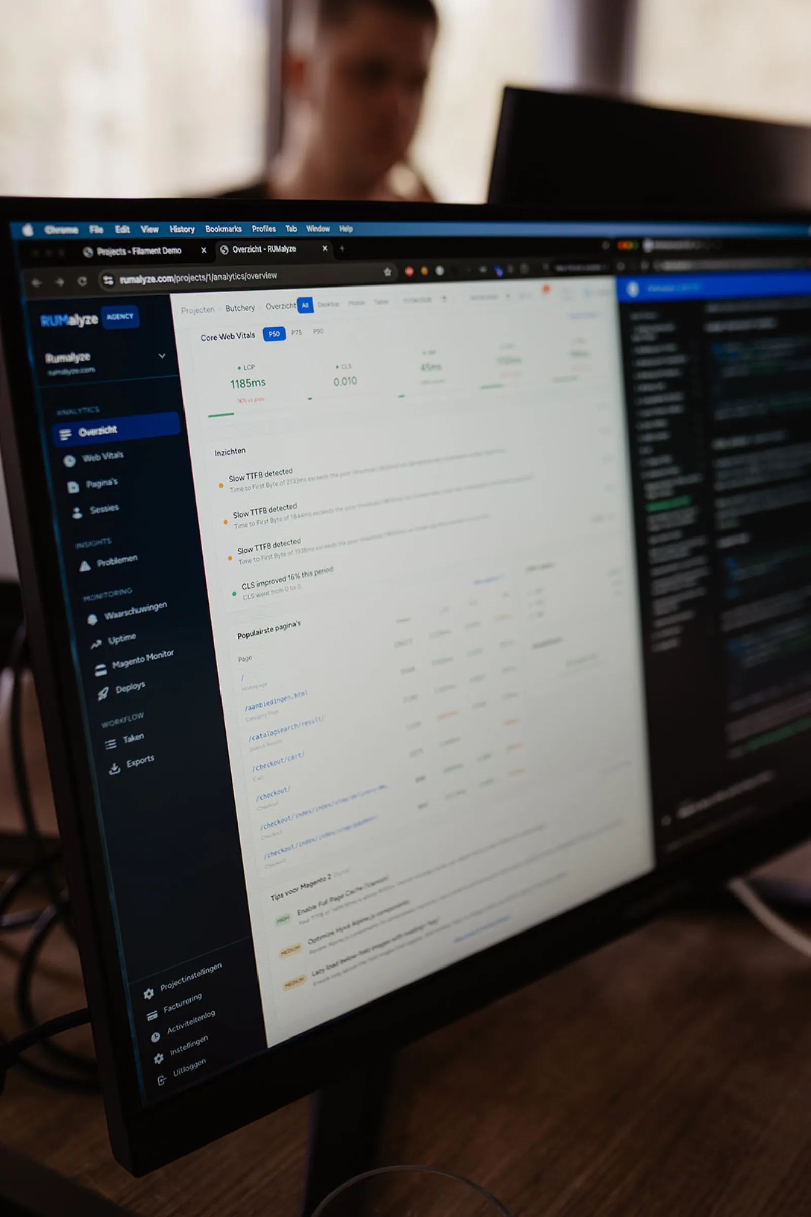 Performance- en analytics-dashboard op het scherm bij Coding.nl