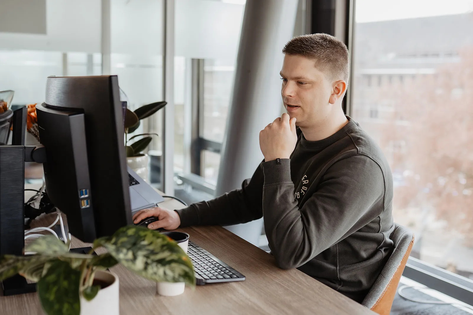 Senior developer van Coding.nl gefocust aan het werk