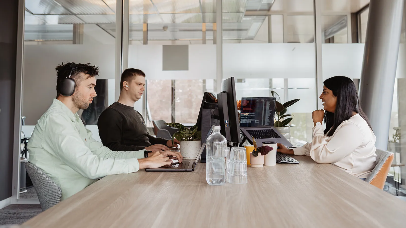 Het team van Coding.nl aan het werk op kantoor in Emmen