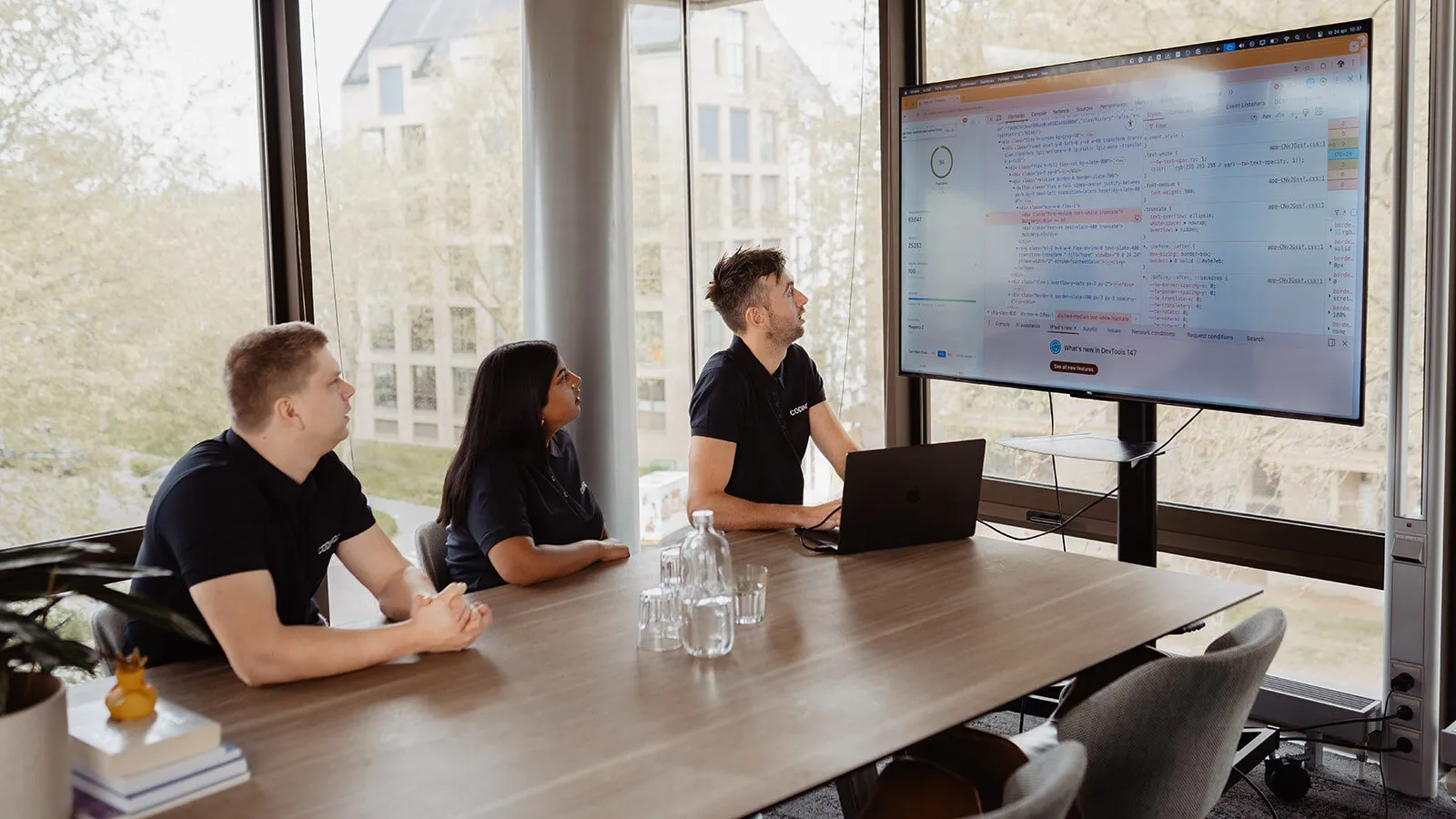 Coding.nl developers analyseren een Magento webshop in de browser developer tools
